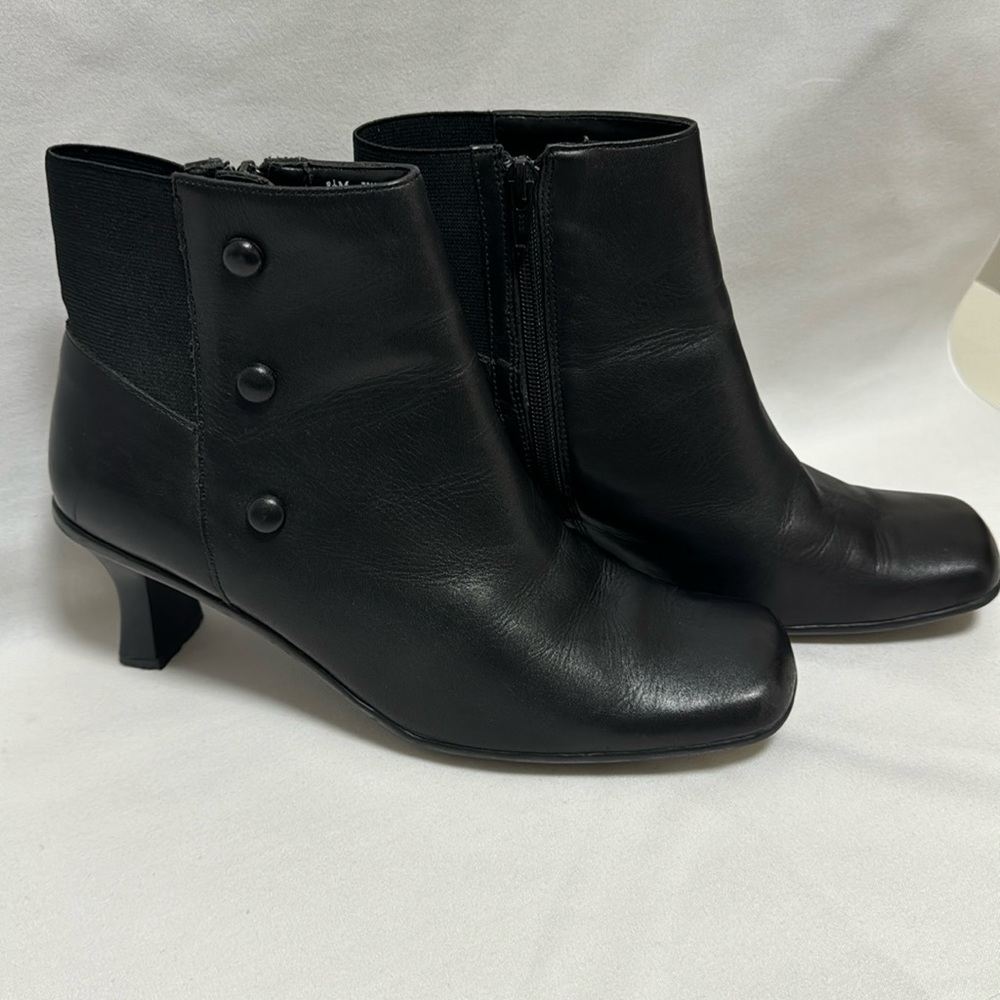 Cover Girl black ankle boots with zipper, elastic in the back - Picture 1 of 9